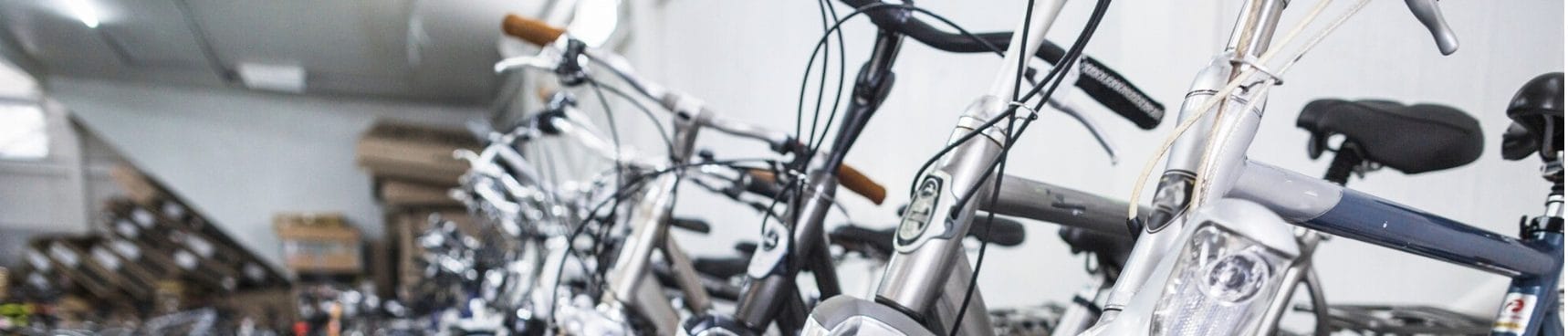 vélos-hollandais Vélos rangés dans un magasin
