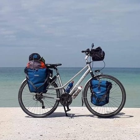 vélo de voyage devant la mer