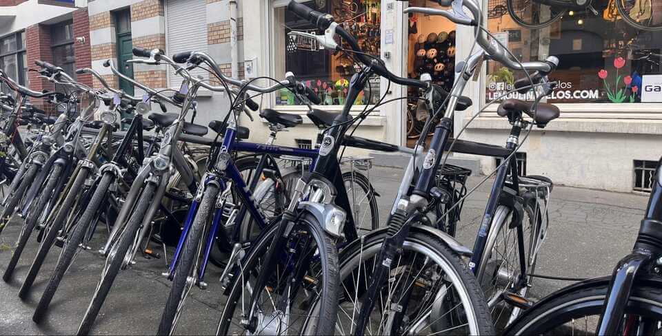 Vélos devant magasin Le Moulin à Vélos