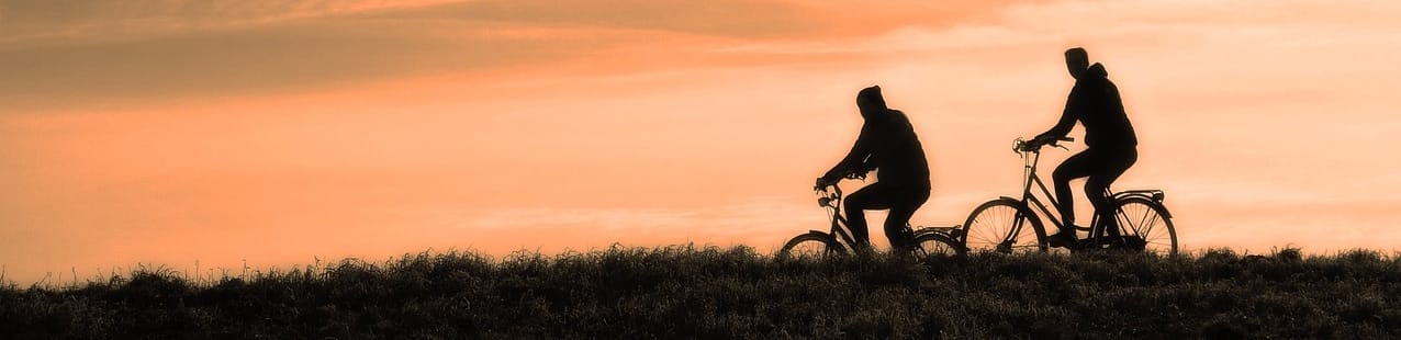 Deux personnes en randonnée à vélos